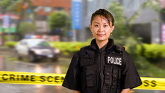 亚洲美国女人警察官微笑相机