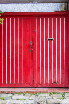 红色的木面板双门与邮件槽