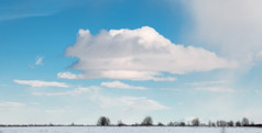 美丽的Cloudscape和白色清晰的表面雪自平地平线