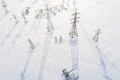 空中视图权力行柱子雪场太阳低阴影是长