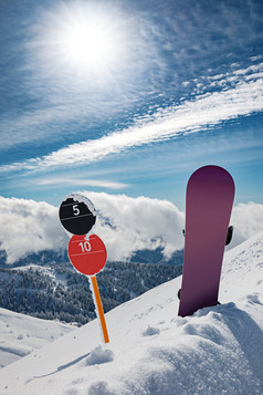 坡数量迹象和滑雪板站正直的的边缘滑雪坡雪阳光明媚的冬天一天山