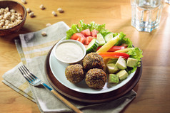 素食者食物炸沙拉三明治球服务与新鲜的蔬菜和sause