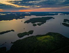 空中视图索亚尔维湖日落包围森林卡累利阿共和国俄罗斯
