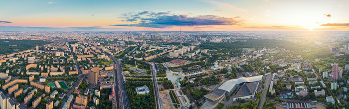 空中视图莫斯科在的vdnkh和宇宙酒店夏天日落在那里是遥远的奥斯坦金诺塔和莫斯科城市业务中心摩天大楼