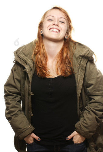 快乐年轻的红色头发的人女人派克<strong>大衣</strong>快乐年轻的红色头发的人女人派克<strong>大衣</strong>白色背景