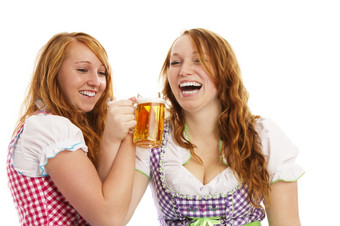 两个巴伐利亚女孩<strong>欢呼</strong>与啤酒两个巴伐利亚女孩<strong>欢呼</strong>与啤酒白色背景