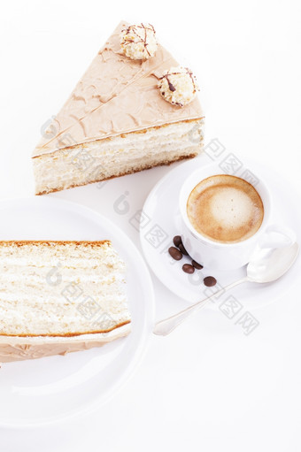 榛子奶油蛋糕与咖啡榛子奶油蛋糕从前与杯咖啡白色背景