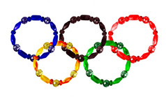 五个手镯排结合奥运环孤立的白色背景拼贴画