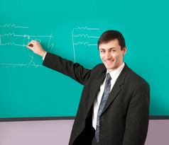 年轻的科学家给讲座的背景的黑板与的计划