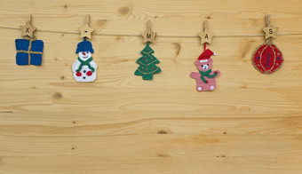 几个钩针编织的圣诞节衣<strong>架</strong>绳木和文本x-mas背景