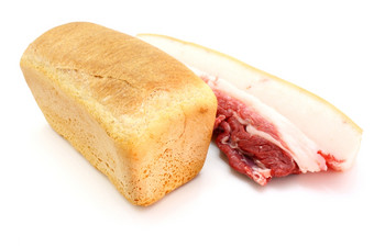 卷新鲜的面包而且的大一块脂肪与肉白色背景