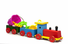 木红色的而且黄色的火车的海滩与玩具