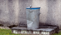 垃圾桶与蓝色的袋为交付浪费材料