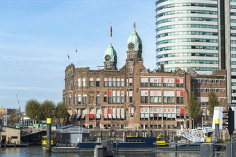 鹿特丹荷兰11月-酒店新纽约基于的前荷兰美国行办公室建筑的头的南鹿特丹的荷兰的世界港口中心的正确的酒店新纽约鹿特丹