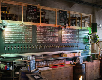 鹿特丹荷兰11月-酒吧啤酒房间与巨大的量啤酒利用这酒吧有的最大量啤酒鹿特丹酒吧与巨大的量啤酒