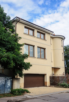住宅房子与车库敖德萨乌克兰