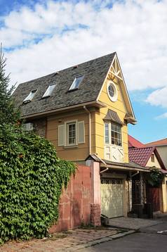 小砖独栋双层结构住宅房子与车库敖德萨乌克兰阳光明媚的夏天一天