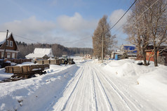 雪覆盖路村中间车道俄罗斯阳光明媚的冬天一天