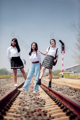 活动活动亚洲有吸引力的美丽的美休闲快乐的中国人朋友友谊有趣的女孩集团幸福快乐日本牛仔裤朝鲜文休闲生活方式户外公园人铁路铁路铁路关系的关系放松放松微笑站夏天如此团队青少年少年泰国三个在一起之旅旅游旅游跟