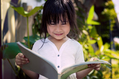 亚洲孩子们阅读书首页花园