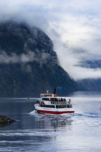 米尔福德港声音新新西兰8月旅游船巡航港米尔福德港声音大多数受欢迎的自然旅行目的地南国新新西兰