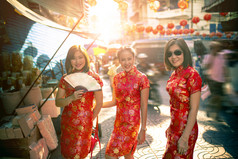 三个亚洲女人穿中国人传统衣服露出牙齿的微笑脸耀华力街中国曼谷泰国