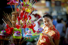 亚洲女人穿中国人传统衣服露出牙齿的微笑脸耀华力唐人街曼谷泰国