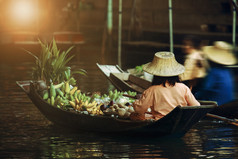 水果卖方航行船杜姆尼翁Saduak浮动市场叻丕府泰国