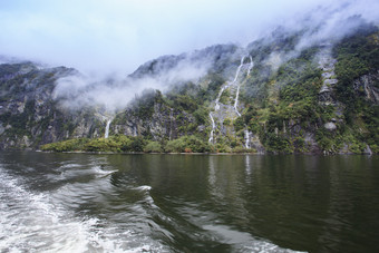 水<strong>瀑布</strong>米尔福德港<strong>声音</strong>峡湾国家公园新新西兰重要的自然旅行目的地
