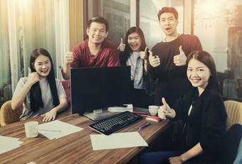 <strong>集团</strong>亚洲年轻的自由职业团队工作幸福情感首页办公室