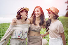 三个快乐的亚洲女人幸福情感假期海海滩