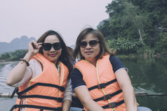 两个亚洲女人旅游穿救生衣航行船安保兵运河大多数受欢迎的旅行目的地越南