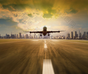 乘客飞机采取从<strong>机场</strong>跑道对城市摩天大楼背景