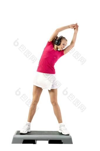年轻的女人穿耳机延伸的前健身站在白色背景