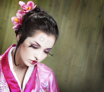 肖像的年轻的<strong>日本</strong>女人穿传统的和服衣服的绿色竹子背景