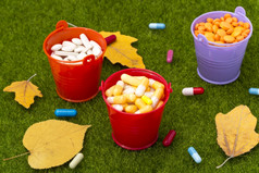 药片和药房autumn收获桶色彩斑斓的药片和药房autumn收获桶