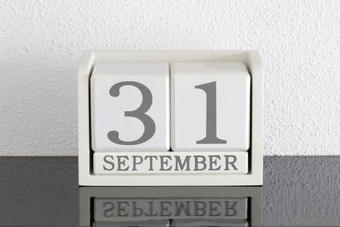 白色块日历现在日期和月9月白色块日历现在日期和月9月白色墙背景