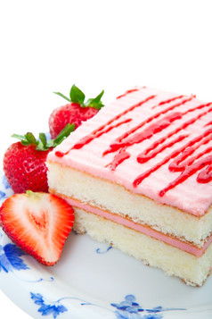 草莓层蛋糕服务与新鲜的草莓拍摄白色背景
