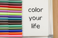 记号笔和白板木背景和颜色你的生活文本概念
