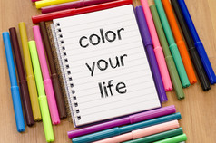 记号笔和记事本木背景和颜色你的生活文本概念