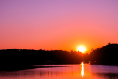 日落在湖设置太阳的万里无云的天空