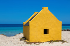 一个黄色的奴隶房子的海滩博内尔