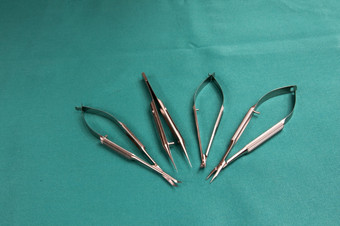 四个工具为眼睛显微外科proceduresScissors软曲线福克帽与平台显微针持有人弯曲的微角膜剪刀curvedTools蓝色的桌布operatingHorizontal视图