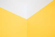 的室内的房间角落里结合两个黄色的墙而且白色ceilingHorizontal视图