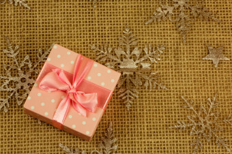 观赏的粉红色的盒子系与粉红色的丝带圣诞节背景礼物有趣的装饰平水平视图从的topfree复制空间的正确的一边