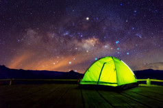 发光的绿色野营帐篷竹子阳台下的晚上天空完整的星星和的乳白色的道路跟踪贾博美在香港儿子泰国休闲游客野营帐篷晚上