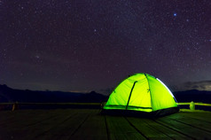 发光的绿色野营帐篷竹子阳台下的晚上天空完整的星星和的乳白色的道路跟踪贾博美在香港儿子泰国休闲游客野营帐篷晚上