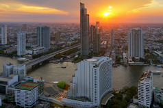 景观现代建筑附近的河日落曼谷视图的鸟现代建筑附近的河
