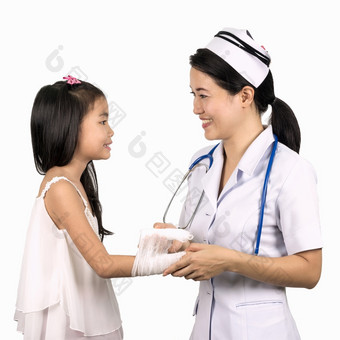 亚洲美丽的<strong>护士</strong>统一的第一个援助和治疗手腕受伤的手臂年轻的女人孤立的白色背景与剪裁路径亚洲<strong>护士</strong>统一的