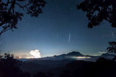 geminids流星淋浴的晚上天空与的雾山长曝光美卫生部lampang泰国geminids流星淋浴